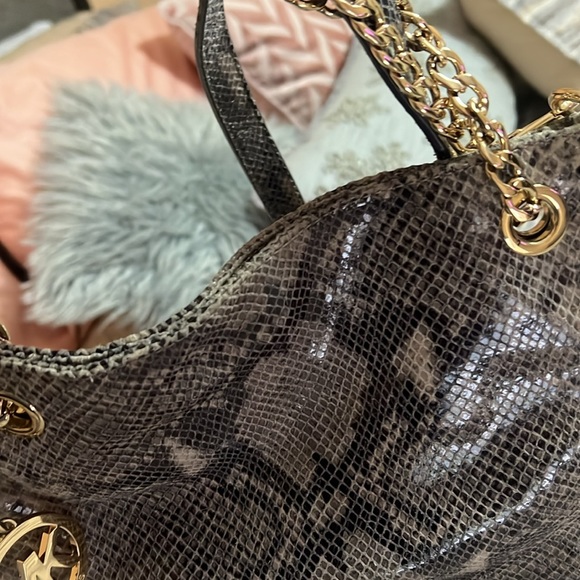 Micheal kors bag cross and shoulder bag - Picture 5 of 14